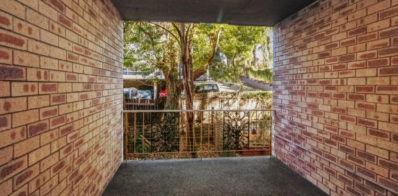 Large unit in central location - Photo 2