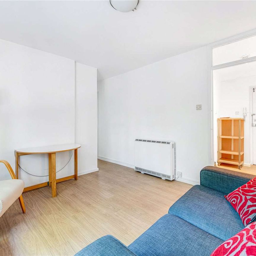 A modern and well-presented one double bedroom apartment in the heart of Wimbledon Village. - Photo 1