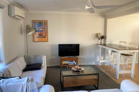 Cosy Unit in Perfect Location! - Photo 2