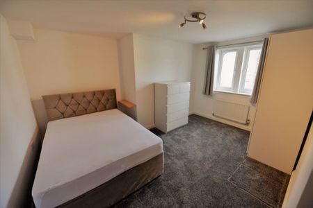 2 bedroom Flat in Alleon Court, Low Lane - Photo 2