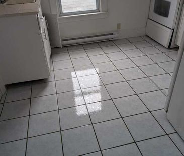 582 Irvine Ave, Upper Unit - Photo 2