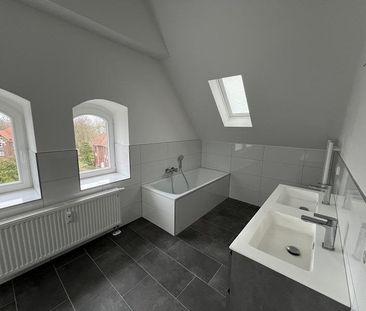 Außergewöhnliche Wohnung im Denkmalschutz mit Parkettboden - Photo 6