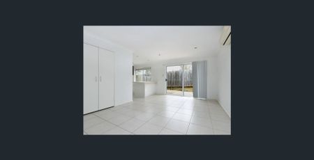 Large Living Area with Air Con! - Photo 4