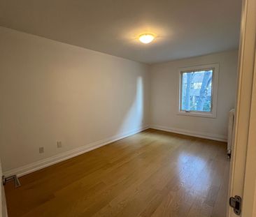 Detached Home For Lease | W8111848 - Photo 5