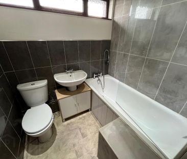 6 Broadway Avenue, Carrickfergus, BT38 8DD - Photo 2