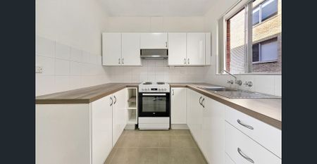 Walking distance to Coogee Beach with Balcony & Parking! - Photo 4