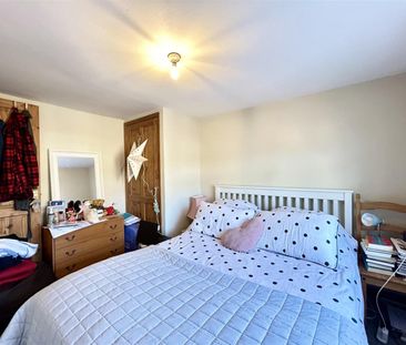 2 Bedroom House - Mid Terrace To Let - Photo 3