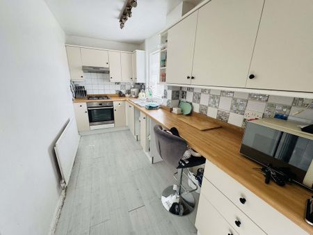 3 bedroom end of terrace house to rent - Photo 5