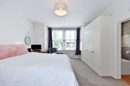 A period semi-detached family home offering accommodation arranged over three floors with the additional benefit of a cellar and off road parking. - Photo 5