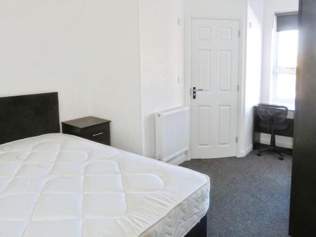 1 bedroom in a flat share to rent - Photo 2