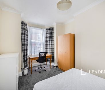 3 bedroom house to rent Grayshott Road, PO4 - Photo 4