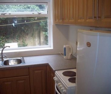 3 Bed - Halifax Old Road, Birkby, Huddersfield - Photo 5