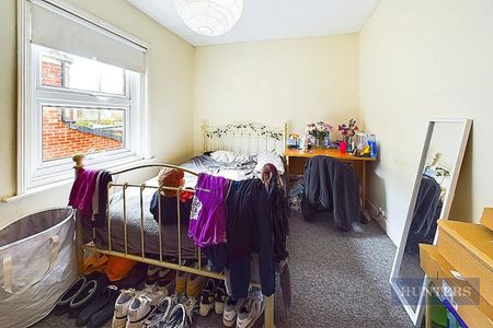 5 bedroom House To Let - Photo 2