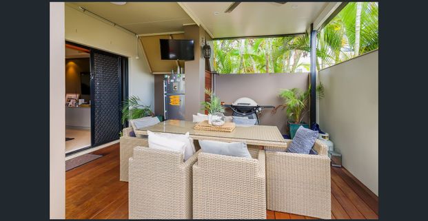 PARADISE POINT - SPACIOUS 4 BEDROOM TOWNHOUSE - Photo 1