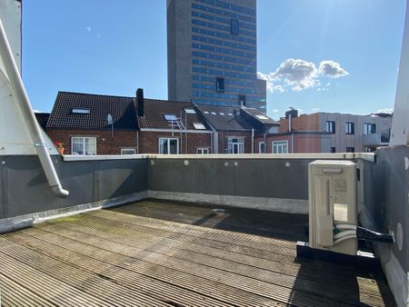 Ruim duplexappartement met 2 slaapkamers en volwaardig terras gelegen op wandelafstand van het Gentse Sint-Pietersstation. - Photo 3