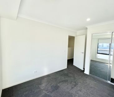Contemporary 4-Bedroom Family Home Overlooking Park & Waterway - Photo 2