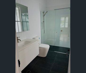 Pet friendly freshly renovated Queenslander in sought after Auchenf... - Photo 2