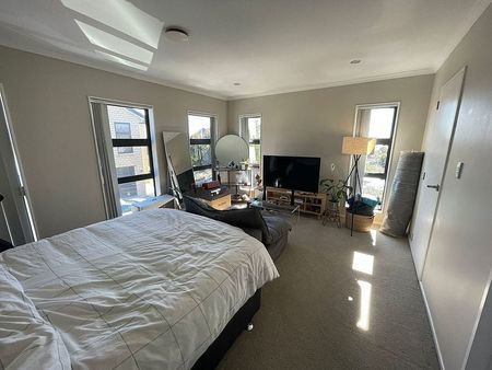 5 Bedroom + Double Garage + Off Street Parking - Photo 4
