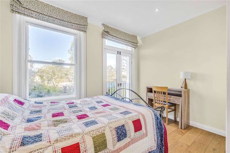 A charming raised ground floor apartment with a modern eat-in kitchen and recently refurbished bathrooms. - Photo 4