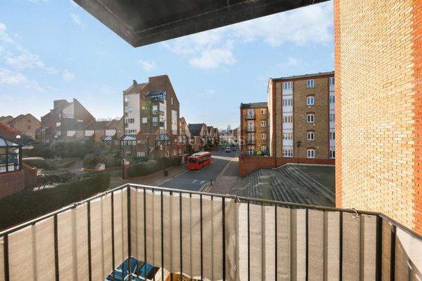 2 bedroom Flat To Let - Photo 1