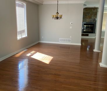 For Lease - 87 Estate Garden Drive, Richmond Hill, Ontario - Photo 2