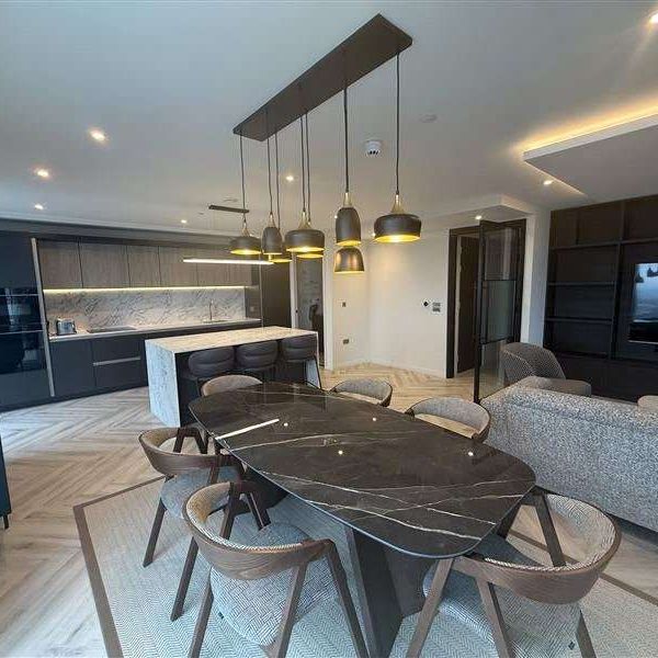 Stylish two bedroom, two bathroom penthouse on the 44th floor of the brand new Square Gardens development. - Photo 1