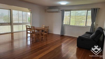 Furnished/Bill Incl 4 Bedroom Upper Flat - Photo 2