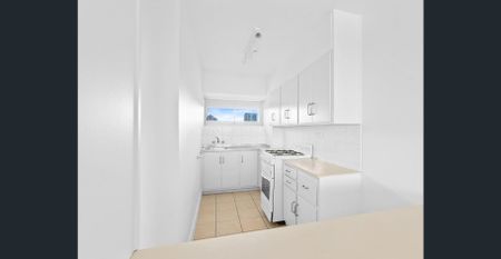 Iconic light filled apartment - Photo 3