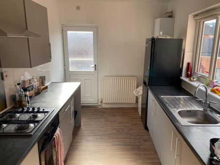 4 bedroom maisonette to rent - Photo 5