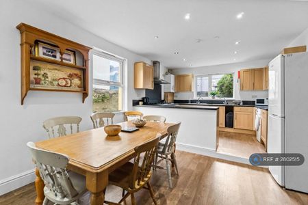 1 bedroom in a house share to rent - Photo 4