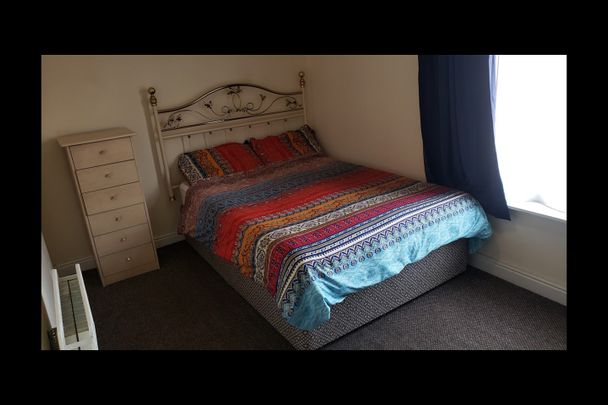 Room in a Shared House, Claremont Road, M14 - Photo 1