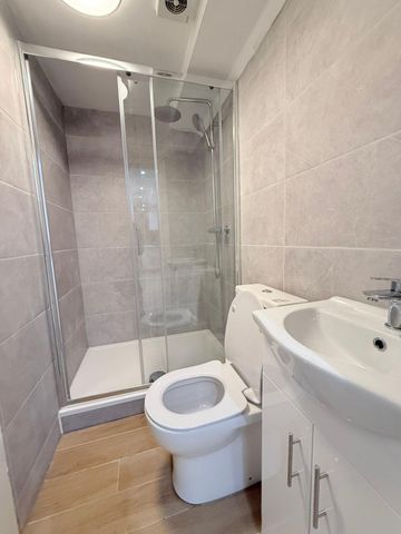 Two double room close to ilford station- 1675 pcm inclusive bills - Photo 5