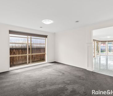 Stunning Family Home in Roxburgh Park - Photo 5