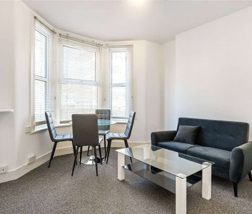 A good size one bedroom in a red brick mansion block. - Photo 2
