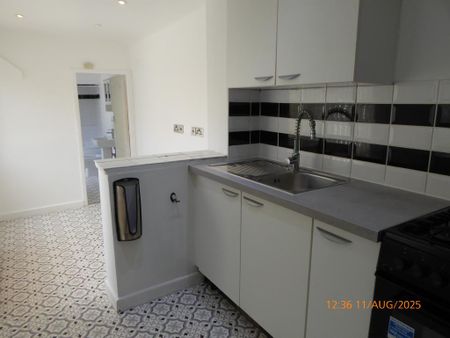 3 bedroom semi-detached house to rent - Photo 4