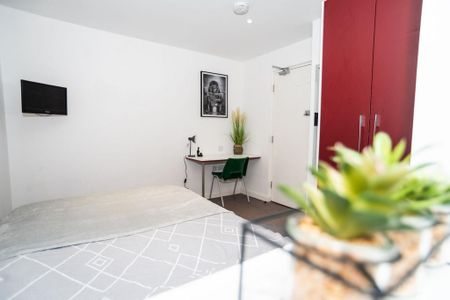 1 bedroom in a house share to rent - Photo 2