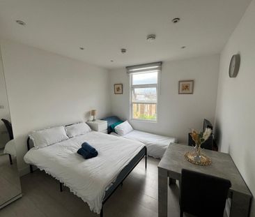 Studio Flat, Uxbridge Road, W12 - Photo 2