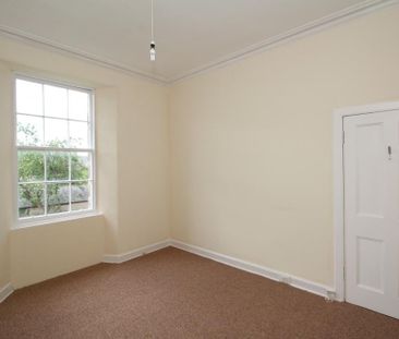 3 bedroom flat to rent - Photo 2