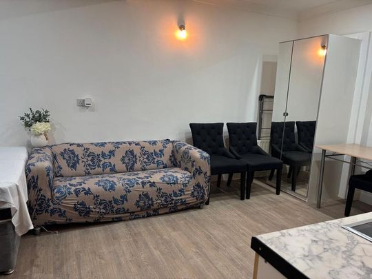 Studio to rent - Photo 1