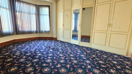 Guide Price £2,600 pcm - Available Now - Unfurnished - Photo 4