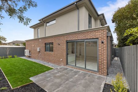 Large Modern Townhome - Photo 3