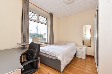 Room For Rent Meadow Street, Pontypridd - Photo 4
