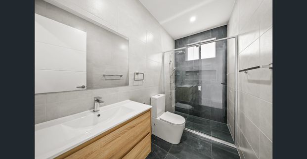 Superb Finishes - 2 Bedroom Home Unit - Ducted Air Conditioning, Alfresco & Garage - Photo 1