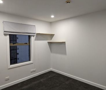 Large 2 bedroom with carpark and views - Photo 3