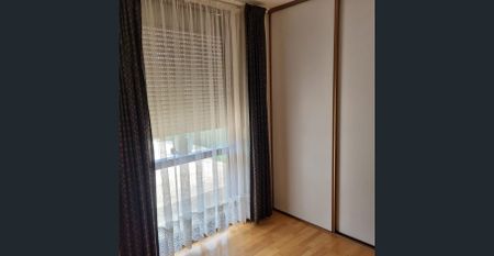 A house with a very convenient location - Photo 2