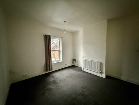 First-floor flat on Normanton Road, Derby. Features one bedroom, bright living room, gas central heating, and double-glazed windows. Conveniently located near shops, amenities, and transport links—ideal for singles or couples seeking comfort and easy access to the city. - Photo 2