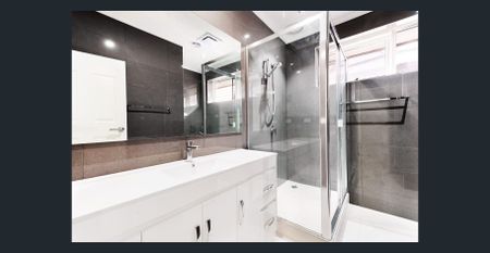 Massive retro beach apartment of house-sized proportions featuring an ultra-vogue renovation - Photo 2