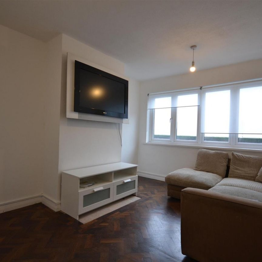 3 bedroom Flat To Let - Photo 1
