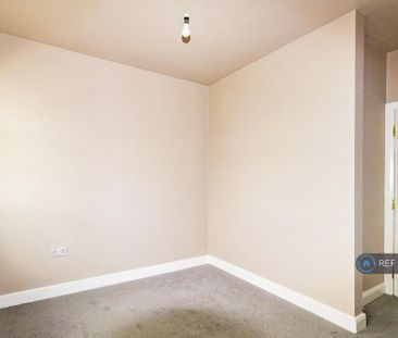 3 bedroom flat to rent - Photo 3