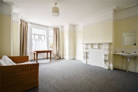 Well presented 5/6 bedroom terraced house to rent in the centre of Cambridge, within walking distance of the Railway Station. Rear enclosed garden with patio area. GCH. Driveway Parking. Local amenities close by. Unfurnished. - Photo 4